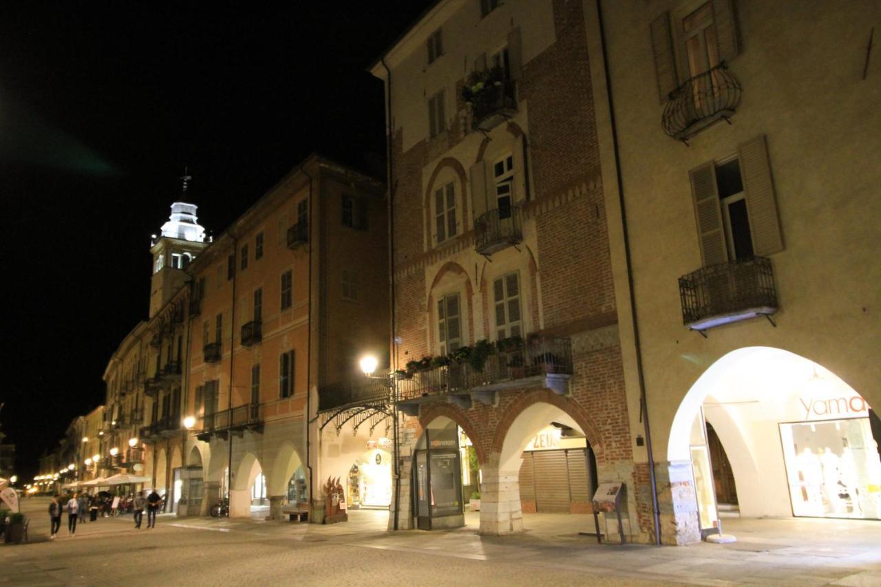 Appartamento Con Terrazza Nel Centro Storico. Cuneo Bagian luar foto